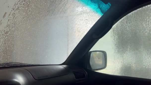 Carwash Met Shampoo Zicht Door Voorruit Auto Wassen Met Behulp — Stockvideo