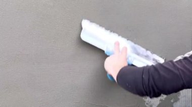 Metal spatulayla işlenmiş beton bir duvar. Dairelerin tadilatı, yaşam alanları. Duvarları onar. Reklam ve metin için boş alan.