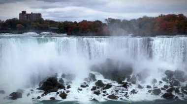 Niagara boyunca su kemeri. Niagara Şelalesi. Kanada-Amerika. Sonbahar manzarası.