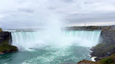 Sonbaharda inanılmaz Niagara Şelaleleri. Kanada ve ABD arasındaki uluslararası sınırda şelale. Nefes kesici bir manzara, eşsiz bir doğal park. Table Rock 'tan Horseshoe Falls' un görüntüsü