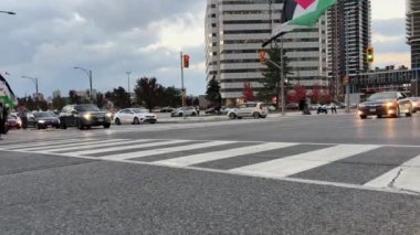 Mississauga, Kanada - 28 Ekim 2023: Kanada 'daki Filistinlilere Gazze Şeridi' ndeki İsrail saldırısına karşı savaş karşıtı protesto.