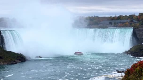 Den Imponerande Omfattningen Niagarafallen Båt Med Turister Längs Till Vattenfallet — Stockvideo