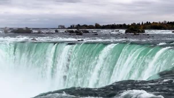 Kraftfullt Vattenfall Fascinerande Niagarafallen Ett Hästskoformat Vattenfall Med Full Kapacitet — Stockvideo