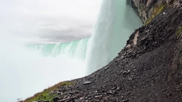 Vattenfall Rock Och Niagarafallen Sidovy Närbild Det Fascinerande Elementet Och — Stockvideo