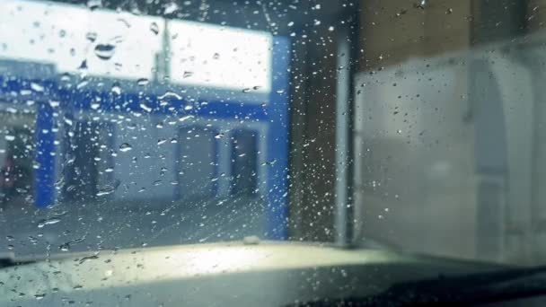 ガラスの水滴 洗濯後の空気や乾燥について 車のキャビンからの自動車洗浄ビュー — ストック動画