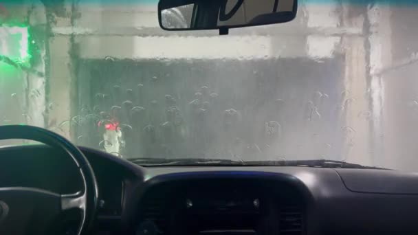 在机器人洗车处洗车 一个自动洗车的详细视图正在运行 洗发水后用清水洗净 — 图库视频影像