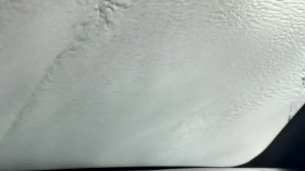 自动洗车过程 水滴在玻璃杯上 大滴流下来的堵塞物 — 图库视频影像
