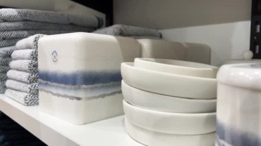 16.10.23 Mississauga Kanada. Alışveriş yapmak, banyo için dekor seçmek. Beyaz ve mavi banyo aletleri. Tekstil ve seramik. Bambu yığınları, arka planda pamuk gibi parlak havlular. Konsept