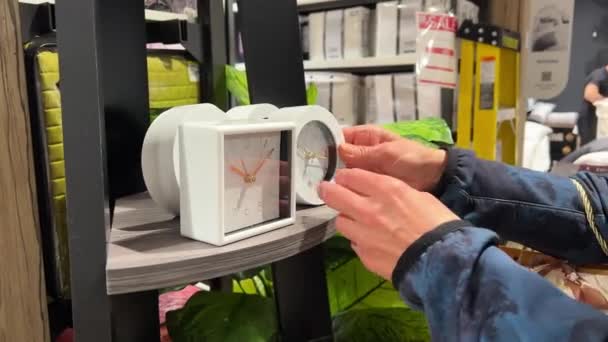 Купівля Годинника Міссісаґа Канада Жіночі Руки Тримають Круглий Білий Годинник — стокове відео
