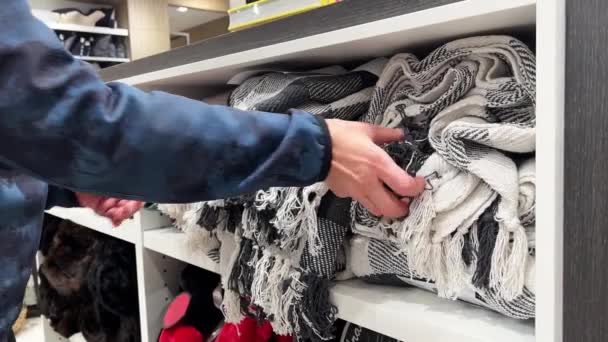 Véspera Natal Compras Cobertor Quente Para Presente Cobertor Preto Branco — Vídeo de Stock