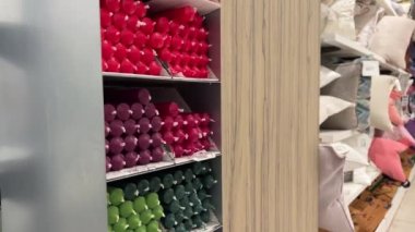 Mum seçiyorum. Masa mumu alıyorum. Mağaza rafındaki parlak silindirik mumlar. Bir kadın mum seçer. Romantik bir şenlik atmosferinin sembolü, rahat bir ev dekoru. Alışveriş konsepti. Mississauga!