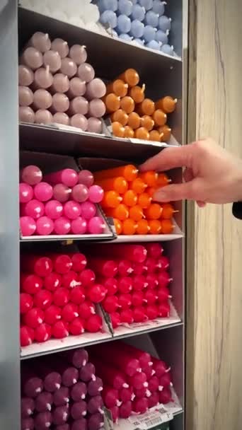 Winkelen Kaarsen Kiezen Tafelkaarsen Voor Thuis Deco Kleurrijke Cilindrische Kaarsen — Stockvideo