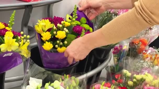 Zbliżenie Kobiet Ręce Wybierając Bukiet Kwiatów Sklepie Kompozycja Kwiatów Świąteczny — Wideo stockowe