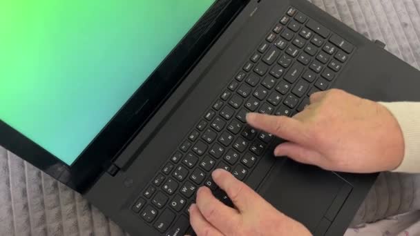 Pensionista Aprende Trabalhar Laptop Vídeo Tela Verde Laptop Com Teclado — Vídeo de Stock