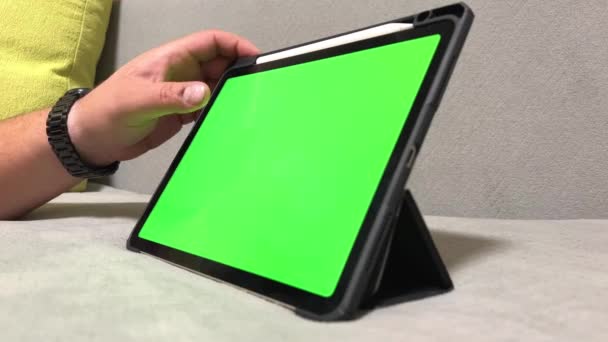 Tablet Mit Grünem Bildschirm Und Menschenhand Männliche Hand Hält Tablet — Stockvideo