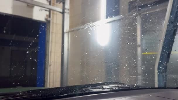 洗发水后用干净的水冲洗汽车 在机器人洗车处洗车 自动洗车活动的详细视图 — 图库视频影像