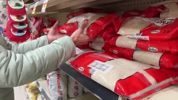 カナダ ミシサウガ 店内の米を選択します お店のカウンターでライス スーパーマーケットに住むヨーロッパ人女性が白米を選ぶ 健康的な食事のために健康的な製品を購入するというコンセプト — ストック動画