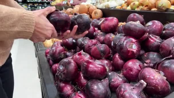 Onions Store Counter Close European Woman Supermarket Chooses Red Violet — Stock Video