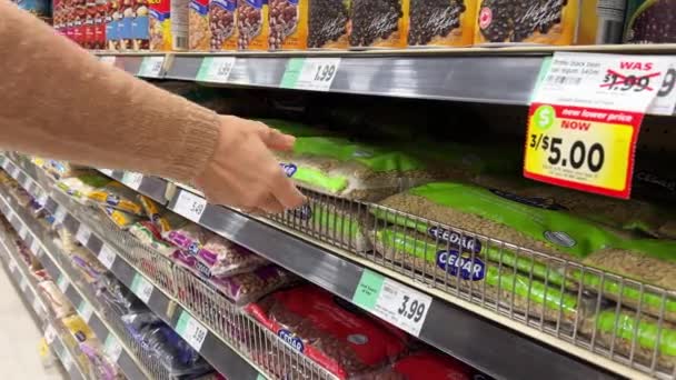 Mississauga Canadá Lentilhas Balcão Loja Uma Mulher Europeia Num Supermercado — Vídeo de Stock
