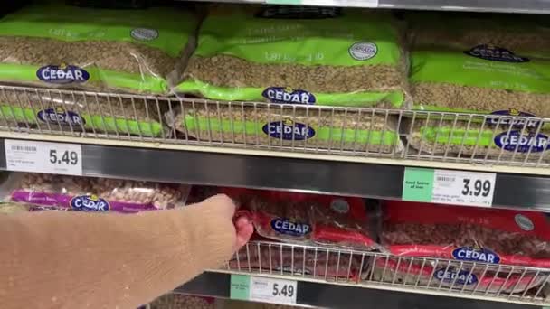 미시소가 캐나다 선반에 명확한 가방에 채식을위한 단백질의 가게의 식료품 건강하고 — 비디오