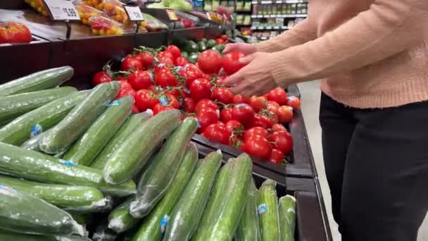 Mississauga Pepinos Tomates Frescos Uma Filial Close Supermercado Mulher Europeia — Vídeo de Stock