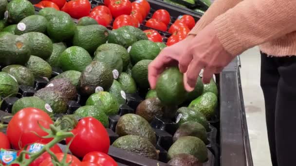 Mississauga Canada Caucasian Woman Years Old Chooses Avocado Appetizing Avocado — Stock Video