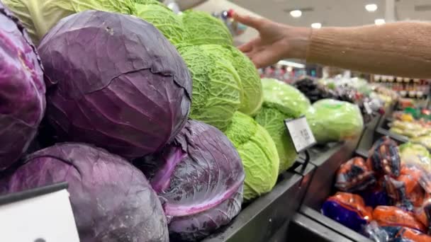Cabbage Close Blurred Store Background Red Cabbage Close Caucasian Woman — Stock Video
