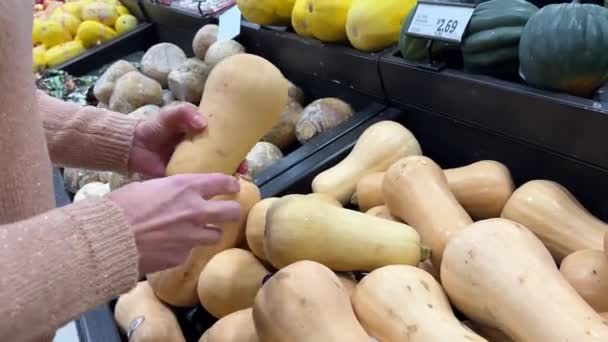 Reife Kürbisse Ladenregal Europäerin Einem Supermarkt Wählt Butternuss Kürbisfrüchte Große — Stockvideo