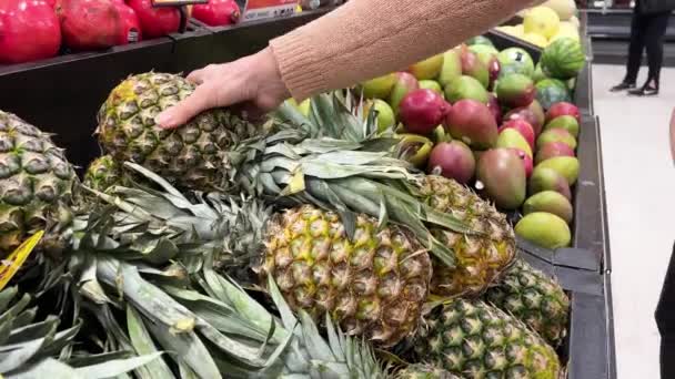 Ženské Ruce Ananas Zblízka Ananas Mango Granátové Jablko Rozmazaném Pozadí — Stock video