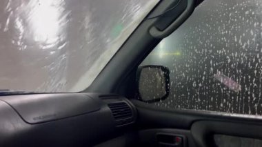 Oto yıkama, köpüğü temiz suyla yıkama. Otomatik oto yıkama sahnesinin kapanışı..