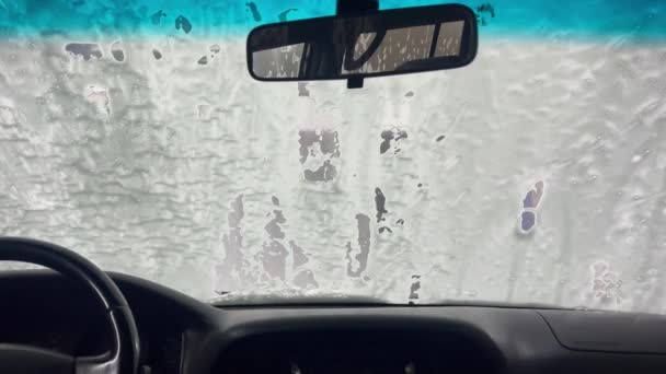 Waschroboter Seifenlösung Auf Autoglas Schaumtröpfchen Fließen Die Windschutzscheibe Hinunter Blick — Stockvideo