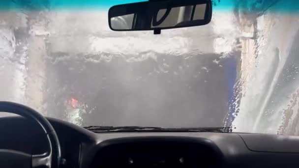 自动洗在行动中 在压力下 用干净的水洗车 概念车 — 图库视频影像