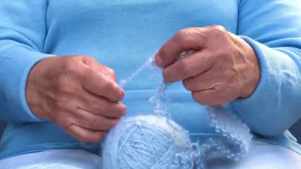 Ręce Starej Kobiety Przy Hafcie Niebieska Kobieta Rozpuszcza Wełniany Szalik — Wideo stockowe