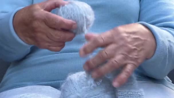 Yün Yumağı Olan Yaşlı Bir Kadının Elleri Ellerinde Örgü Olan — Stok video