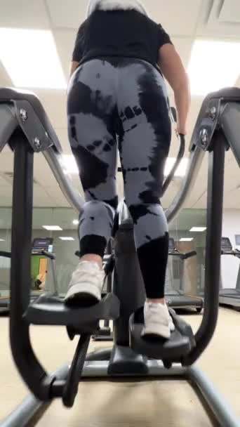 Mujer Haciendo Ejercicio Cardiovascular Elíptico Sala Fitness Vista Trasera Vídeo — Vídeos de Stock