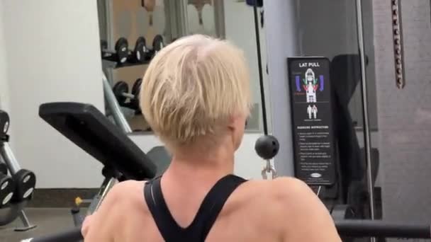 Exercício Feminino Máquina Ginástica Visão Traseira Mulher Caucasiana Treina Pull — Vídeo de Stock