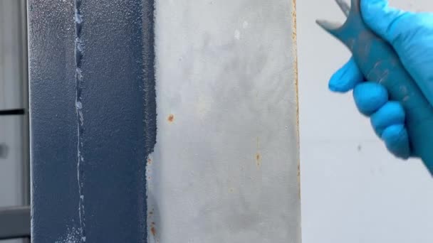 Малювати Ролик Фарбування Металевої Опори Сірою Антикорозійною Фарбою Рука Рукавичці — стокове відео