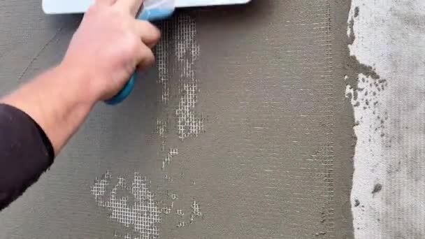 Duvarları Alçılamanın Son Aşaması Bir Işçi Alçıyı Metal Bir Spatulayla — Stok video