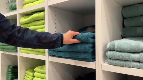 Kobiece Ręce Wybierają Ręczniki Kobiecy Wybór Stylowych Ręczników Półce Sklepowej — Wideo stockowe