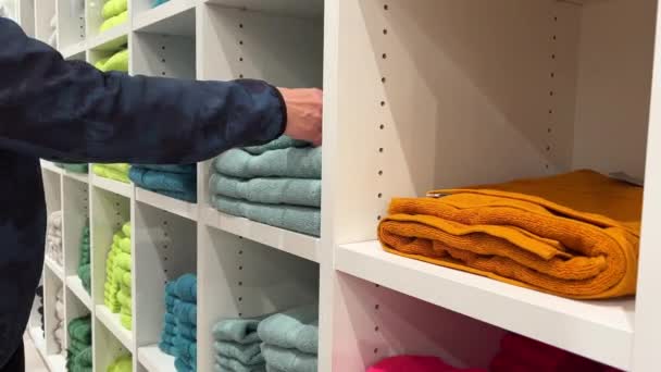 Kobiece Ręce Wybierają Ręczniki Kobiecy Wybór Stylowych Ręczników Półce Sklepowej — Wideo stockowe