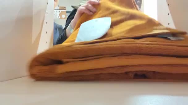 Mississauga Kanada Einkaufen Für Hochwertige Handtücher Die Frau Interessierte Sich — Stockvideo