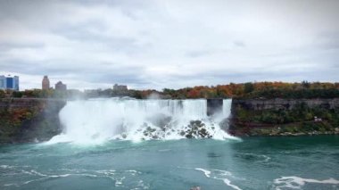 Niagara Şelalesi 'nin akan akıntısı. Arka planda Niagara Nehri ve American Falls var. Sonbahar manzarası.