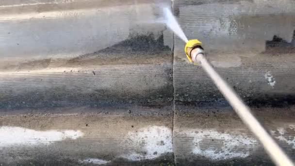 Die Schließung Des Wasserdrucks Beseitigt Schmutz Der Prozess Der Reinigung — Stockvideo