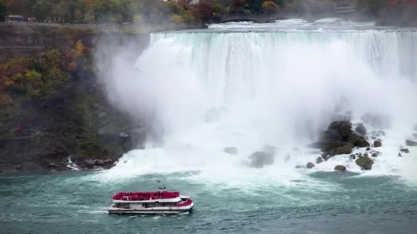 Wodospad Niagara Turyści Łodzi Dopływają Wodospadu Niagara Jesienny Krajobraz — Wideo stockowe