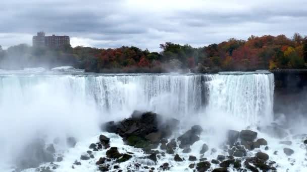Tekoucí Niagarské Vodopády Podzim Mesmering Pohled Padající Vodu Síla Síla — Stock video