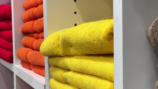 买东西黄色亮丽固体毛巾用于游泳池和浴室 高档家用纺织品 女人的手从架子上拿条毛巾 然后把它拿回来 — 图库视频影像