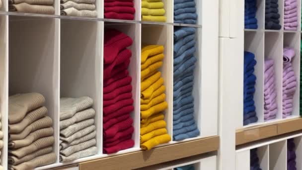 Миссиссауга Канада Женщина Выбирает Носки Распродаже Универмаге Полки Разными Цветовыми — стоковое видео