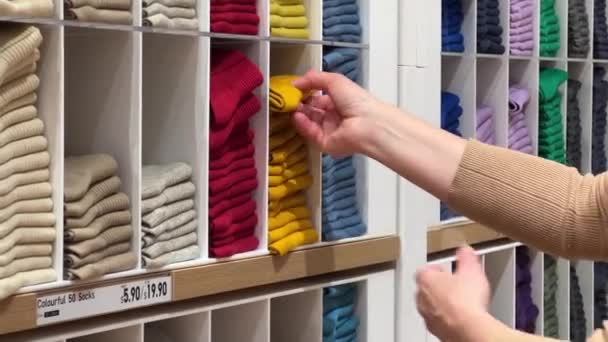 Міссіссауга Канада Вибір Довгих Шкарпеток Яскравих Кольорах Широкий Спектр Модних — стокове відео