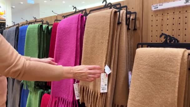 Mississauga Canadá Una Mujer Elige Una Bufanda Caliente Centro Comercial — Vídeo de stock