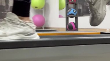 Simülatör sporcusunda hızlı bir koşucu.